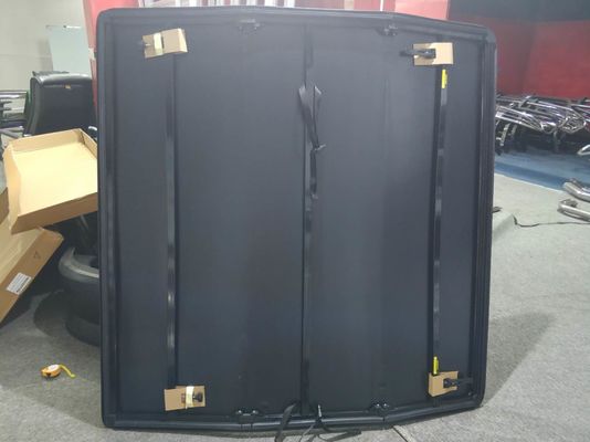 Hilux Navara Üç Katlı Yatak Örtüsü, Katlanır Tonneau PVC Malzemeleri Kapsar
